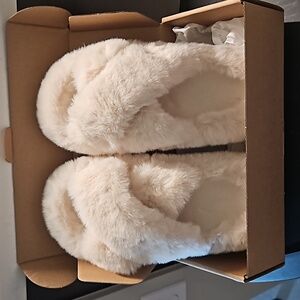 Plush memory foam slippers